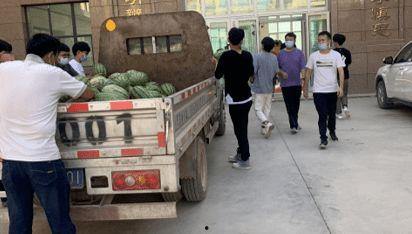 学校老师吃瓜事件,老师吃瓜事件引发热议